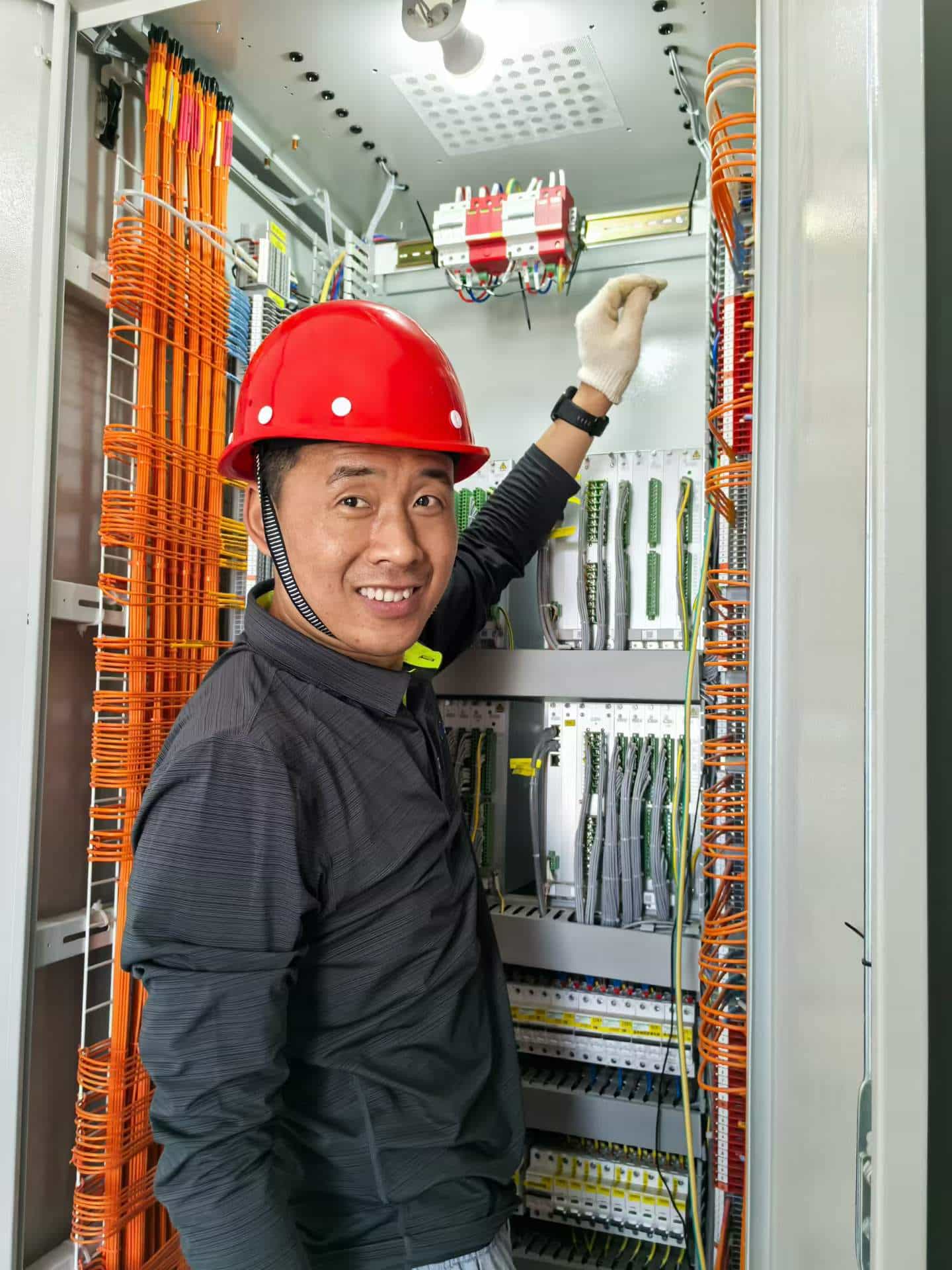 Il personale tecnico di Jinli Electric è al lavoro in prima linea sulla Chongqing-Kunming High-Speed Railway
