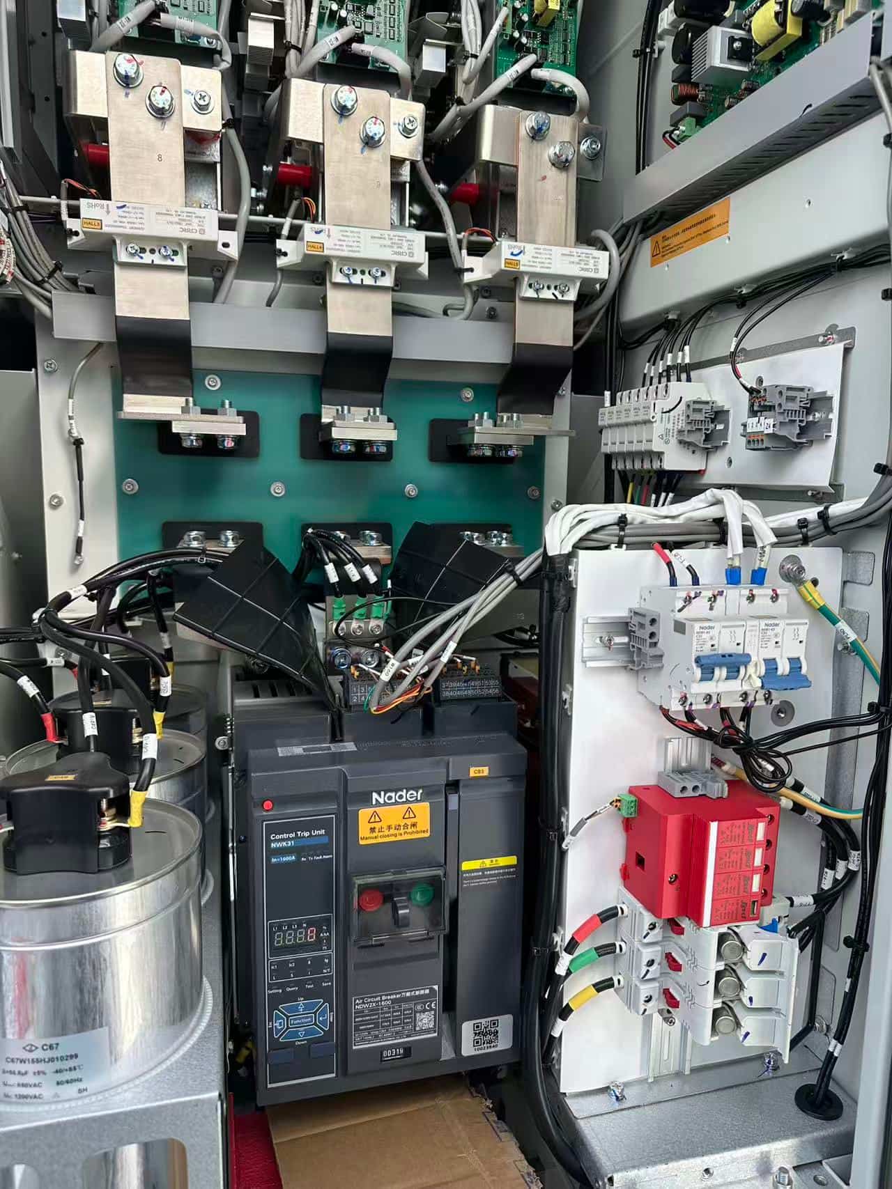 Quali sono le differenze nei requisiti dei parametri tra gli standard UL e IEC per i dispositivi di protezione da sovratensioni?