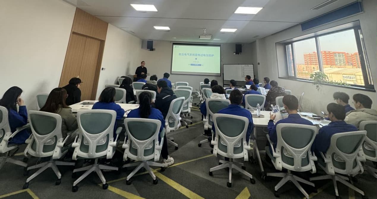 Il team tecnico di Jinli Lightning Protection visita Shenyang Feichi Electrical